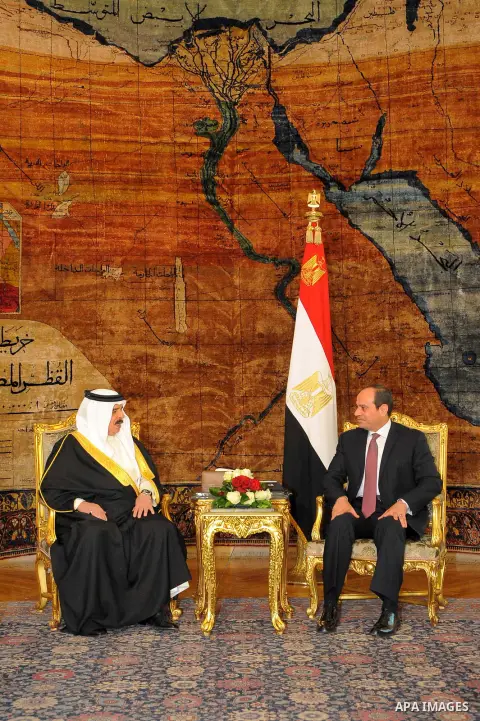 Egyptian President Abdel Fattah al-Sisi meets with King of Bahrain Hamad bin Issa al-Khalifa upon his arrival in Cairo, on June 8, 2017. Photo by Egyptian President Office