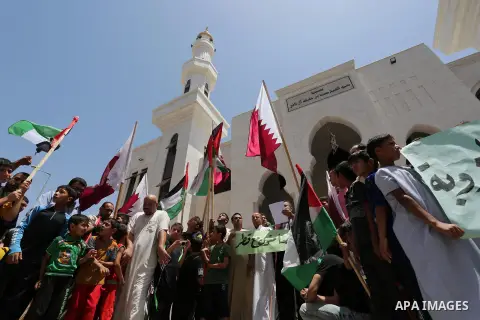 Palestinians take part in a rally in support of Qatar, inside Qatari-funded construction project 'Hamad City', in Khan Younis in the southern Gaza Strip, June 9, 2017. Photo by Ashraf Amra
