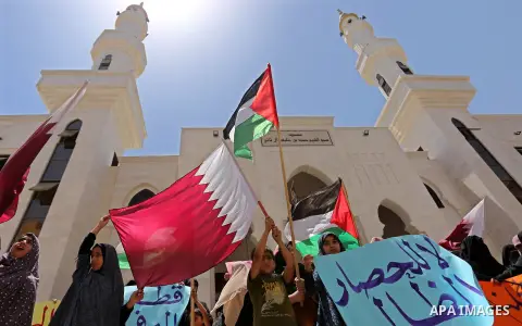Palestinian women take part in a rally in support of Qatar, inside Qatari-funded construction project 'Hamad City', in Khan Younis in the southern Gaza Strip, June 14, 2017. Photo by Ashraf Amra