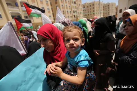 Palestinian women take part in a rally in support of Qatar, inside Qatari-funded construction project 'Hamad City', in Khan Younis in the southern Gaza Strip, June 14, 2017. Photo by Ashraf Amra