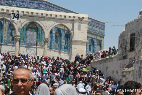 Palestinian Muslim worshippers attend the third Friday prayers of the Muslim holy month of Ramadan at Jerusalem's al-Aqsa mosque compound on June 16, 2017. Photo by Mahfouz Abu Turk