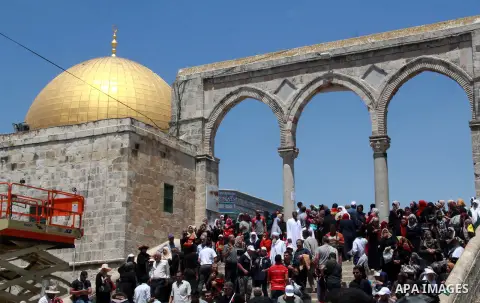 Palestinian Muslim worshippers attend the third Friday prayers of the Muslim holy month of Ramadan at Jerusalem's al-Aqsa mosque compound on June 16, 2017. Photo by Mahfouz Abu Turk