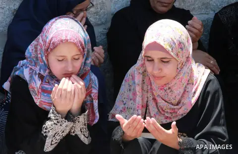 Palestinian Muslim worshippers attend the third Friday prayers of the Muslim holy month of Ramadan at Jerusalem's al-Aqsa mosque compound on June 16, 2017. Photo by Mahfouz Abu Turk