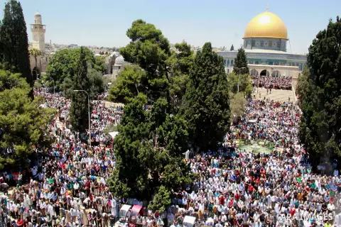 Palestinian Muslim worshippers attend the third Friday prayers of the Muslim holy month of Ramadan at Jerusalem's al-Aqsa mosque compound on June 16, 2017. Photo by Mahfouz Abu Turk