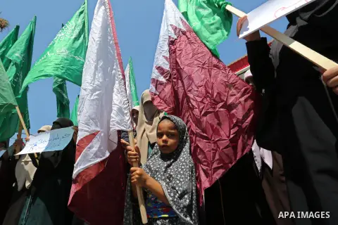 Palestinian women take part in a rally in support of Qatar and against the blockade on the Gaza Strip, in front of the Legislative Council in Gaza city on June 18, 2017. Photo by Ashraf Amra