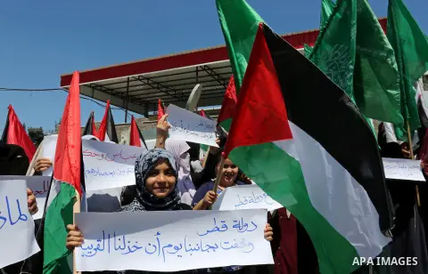 Palestinian women take part in a rally in support of Qatar and against the blockade on the Gaza Strip, in front of the Legislative Council in Gaza city on June 18, 2017. Photo by Ashraf Amra