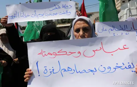 Palestinian women take part in a rally in support of Qatar and against the blockade on the Gaza Strip, in front of the Legislative Council in Gaza city on June 18, 2017. Photo by Ashraf Amra