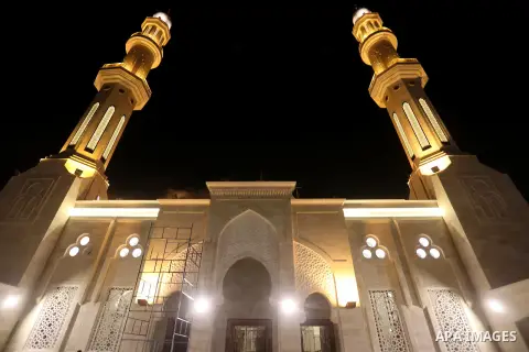A general view of Mohammed Al Hassayna mosque during Palestinian laborers work at night, on the Muslim holy fasting month of Ramadan, in Gaza city on June 20, 2017. Photo by Mohammed Asad
