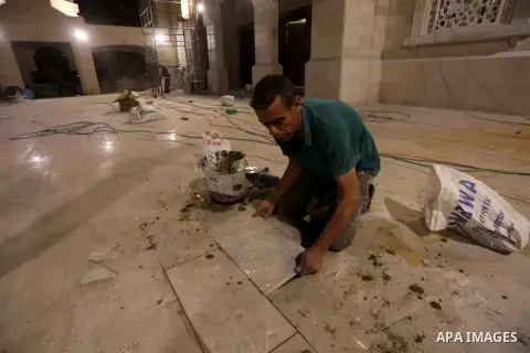 Palestinian laborers work at building Mohammed Al Hassayna mosque at night, on the Muslim holy fasting month of Ramadan, in Gaza city on June 20, 2017. Photo by Mohammed Asad