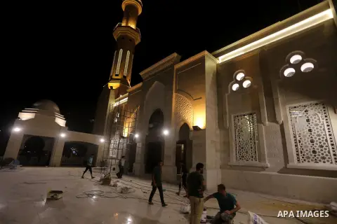 Palestinian laborers work at building Mohammed Al Hassayna mosque at night, on the Muslim holy fasting month of Ramadan, in Gaza city on June 20, 2017. Photo by Mohammed Asad