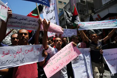 Palestinians take part in a protest marking the annual al-Quds Day, or Jerusalem Day, following Friday prayer in Gaza city June 23, 2017. Photo by Ashraf Amra