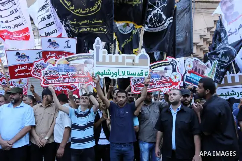 Palestinians take part in a protest marking the annual al-Quds Day, or Jerusalem Day, following Friday prayer in Gaza city June 23, 2017. Photo by Ashraf Amra