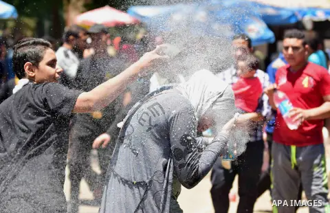 Egyptians enjoy at a zoo on the second day of of Eid al-Fitr holiday which marks the end of the Muslim holy month of Ramadan, in Cairo June 26, 2017. Photo by Amr Sayed
