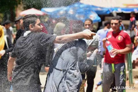 Egyptians enjoy at a zoo on the second day of of Eid al-Fitr holiday which marks the end of the Muslim holy month of Ramadan, in Cairo June 26, 2017. Photo by Amr Sayed