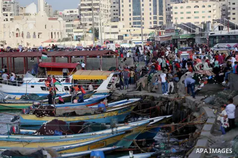 Palestinians celebrate on the second day of Eid al-Fitr holiday which marks the end of the Muslim holy month of Ramadan at the seaport of Gaza city June 26, 2017. Photo by Mohammed Asad