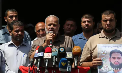Palestinian supporters of the Islamic Jihad Movement, hold placards during a protest to show solidarity with Palestinian prisoners held in Israeli Jails, in Gaza city, on July 5, 2017. Photo by Ashraf Amra