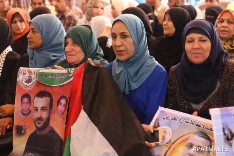 Palestinians take part in a protest to show solidarity with Palestinian prisoners held in Israeli jails, in front of Red cross office in Gaza city on July 10, 2017. Photo by Mohammed Asad
