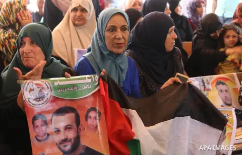 Palestinians take part in a protest to show solidarity with Palestinian prisoners held in Israeli jails, in front of Red cross office in Gaza city on July 10, 2017. Photo by Mohammed Asad