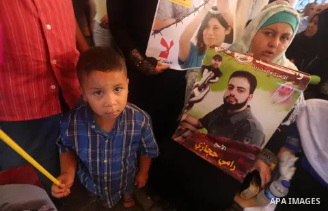 Palestinians take part in a protest to show solidarity with Palestinian prisoners held in Israeli jails, in front of Red cross office in Gaza city on July 10, 2017. Photo by Mohammed Asad