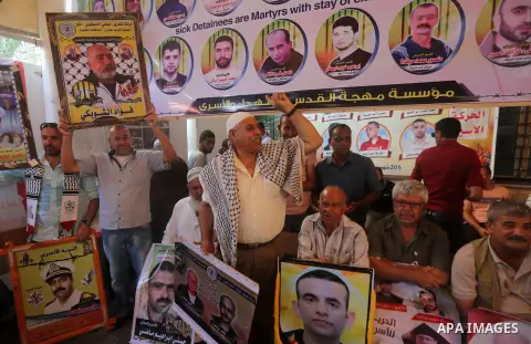 Palestinians take part in a protest to show solidarity with Palestinian prisoners held in Israeli jails, in front of Red cross office in Gaza city on July 10, 2017. Photo by Mohammed Asad