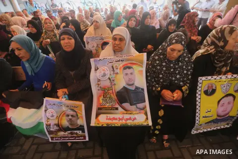 Palestinians take part in a protest to show solidarity with Palestinian prisoners held in Israeli jails, in front of Red cross office in Gaza city on July 10, 2017. Photo by Mohammed Asad