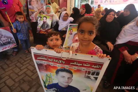 Palestinians take part in a protest to show solidarity with Palestinian prisoners held in Israeli jails, in front of Red cross office in Gaza city on July 10, 2017. Photo by Mohammed Asad