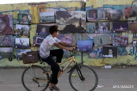 Palestinians take part in a photo exhibition called " A Thousand Pictures From Besieged City" at Gaza seaport in Gaza City on July 13, 2017. Photo by Mohammed Asad