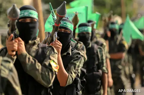Palestinian Hamas militants take part in a military show against Israel's newly-installed security measures at the entrance to the al-Aqsa mosque compound, in Khan Younis, in the southern Gaza Strip July 20, 2017. Photo...
