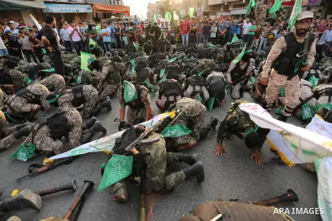 Palestinian Hamas militants take part in a military show against Israel's newly-installed security measures at the entrance to the al-Aqsa mosque compound, in Khan Younis, in the southern Gaza Strip July 20, 2017. Photo...
