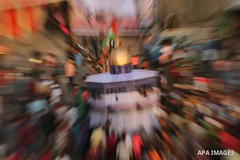 Palestinian Hamas militants take part in a military show against Israel's newly-installed security measures at the entrance to the al-Aqsa mosque compound, in Khan Younis, in the southern Gaza Strip July 20, 2017. Photo...