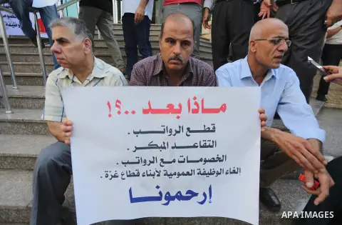 Palestinians, employed by the Palestinian Authority take part in a protest demanding their salaries in Gaza city on August 1, 2017. Photo by Mohammed Asad