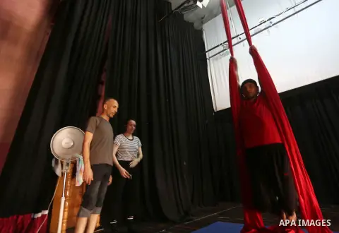 An Irish trainer, Jennifer Higgins performs during an aerial silks practice class in Gaza City, on August 3, 2017. Photo by Mohammed Asad