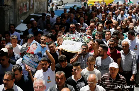 Palestinians carry the body of Palestinian Rafat Herbawi who had been killed in July 19 by Israeli soldiers after allegedly attempting car- ramming attack during his funeral in the West Bank of Hebron, on August 5, 2017....