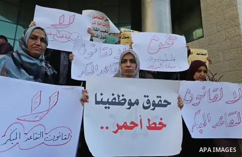 Palestinians, employed by the Palestinian Authority take part in a protest demanding their salaries in Gaza city on August 9, 2017. Photo by Ashraf Amra