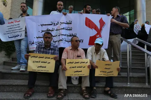 Palestinians, employed by the Palestinian Authority take part in a protest demanding their salaries in Gaza city on August 9, 2017. Photo by Ashraf Amra