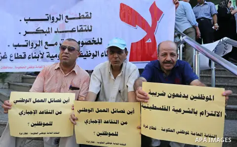 Palestinians, employed by the Palestinian Authority take part in a protest demanding their salaries in Gaza city on August 9, 2017. Photo by Ashraf Amra