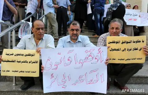 Palestinians, employed by the Palestinian Authority take part in a protest demanding their salaries in Gaza city on August 9, 2017. Photo by Ashraf Amra