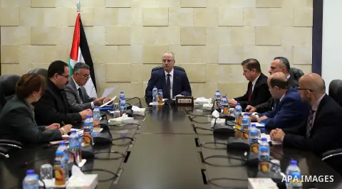 Palestinian Prime Minister, Rami hamadallah, chairs the First meeting of the National Team for Administrative Development, in the West Bank city of Ramallah on August 10, 2017. Photo by Prime Minister Office
