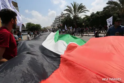 Palestinians take part in a protest against the blockade on Gaza strip and demanding their salaries in Gaza City on August 10, 2017. Photo by Ashraf Amra