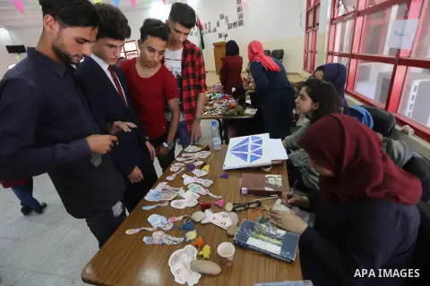 Palestinians attend an exhibition for handicrafts products in Gaza city, on August 15, 2017. Photo by Mohammed Asad