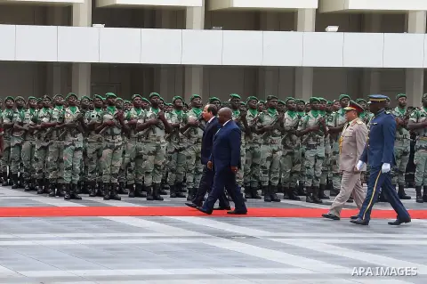 Egyptian President Abdel Fattah al-Sisi and Gabon's President Ali Bongo Ondimba inspect the honor guard in Libreville on August 16, 2017. Photo by Egyptian President Office