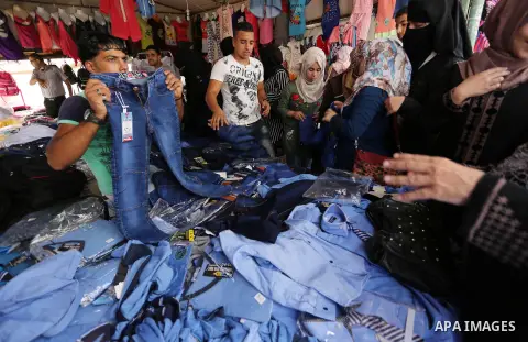 Palestinians shop during preparation for the new school year at a market in Gaza city, on August 21, 2017. Photo by Ashraf Amra