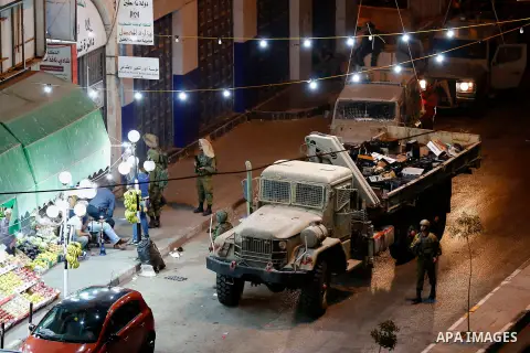 Israeli forces take postion outside Al Huriya radio station for the closure over charges of incited violence, in West Bank city of Hebron on August 30, 2017 . Photo by Wisam Hashlamoun