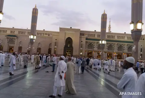 Muslims pilgrims visit the tomb of Prophet Mohammad at Al-Masjid al-Nabawi (The Mosque of the Prophet) after their duty of pilgrimage in the holy city of Medina, Saudi Arabia Sept. 11, 2017. Photo by Mohammed Hassan