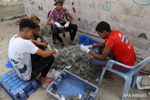 Palestinian fishermen collect the crabs from their nets for sell at the beach in Gaza City, on Sept. 14, 2017. Photo by Yasser Qudih