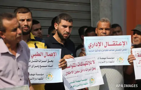 Palestinians take part in a protest to show solidarity with Palestinian prisoners held in Israeli jails, in Gaza city on September 20, 2017. Photo by Mohammed Asad