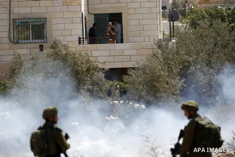 Israeli soldiers take position during a protest by Palestinians against closure of a road south of the West Bank city of Hebron September 22, 2017. Photo by Wisam Hashlamoun