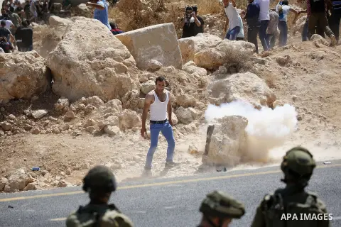 Palestinians take part in a protest against closure of a road by Israeli troops south of the West Bank city of Hebron September 22, 2017. Photo by Wisam Hashlamoun
