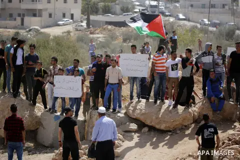 Palestinians take part in a protest against closure of a road by Israeli troops south of the West Bank city of Hebron September 22, 2017. Photo by Wisam Hashlamoun