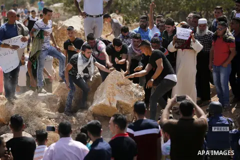 Palestinians take part in a protest against closure of a road by Israeli troops south of the West Bank city of Hebron September 22, 2017. Photo by Wisam Hashlamoun